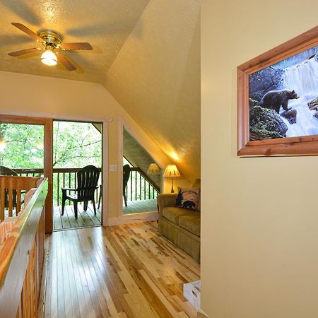 ガトリンバーグ Bear Footin' On The Creekヴィラ 部屋 写真
